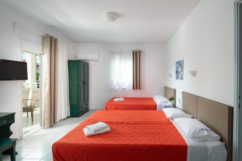 Bed, TV and multimedia, Balcony/Terrace, Photo of the whole room, Bedroom, wardrobe