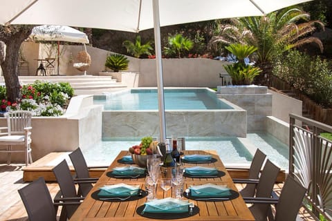 Garden, Food and drinks, Seating area, Food, Pool view, Swimming pool, sunbed