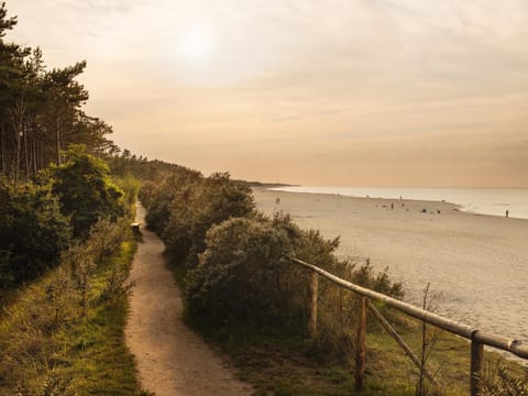 Nearby landmark, Restaurant/places to eat, Off site, Neighbourhood, Natural landscape, Fishing, Horse-riding, Beach, Hiking, Cycling, Pets, Sea view, Supermarket/grocery shop, Sunset