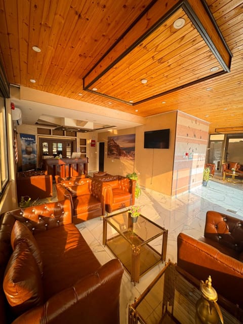 Communal lounge/ TV room, Lobby or reception, Seating area