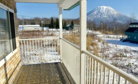 Spring, Balcony/Terrace, Mountain view