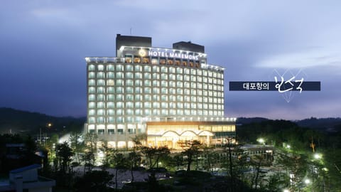 Property building, Facade/entrance, Night, View (from property/room)