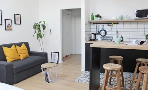 Bed, Dining area