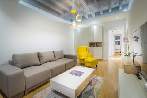 Bed, Living room, Photo of the whole room, Decorative detail