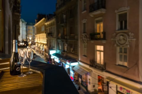 Neighbourhood, Balcony/Terrace