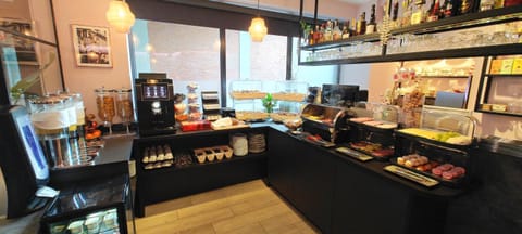 Coffee/tea facilities, Lounge or bar, Food and drinks, Food, Breakfast, Continental breakfast, Buffet breakfast, Drinks