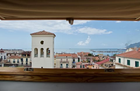 Photo of the whole room, Sea view