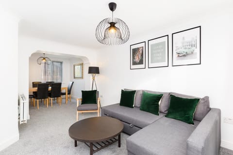 Newly Renovated - 4 Bedroom Anchor House - Close to JQ, Birmingham City Centre - Groups & Contractors House in Birmingham