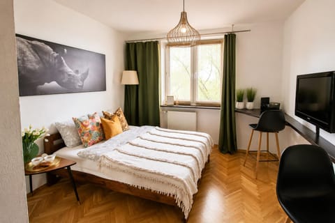 Bed, TV and multimedia, Photo of the whole room, Bedroom