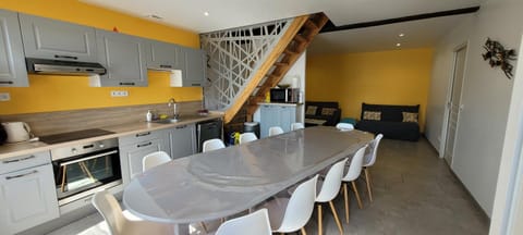 Kitchen or kitchenette, Living room, Seating area, Dining area, dishwasher, minibar, pet friendly, stove