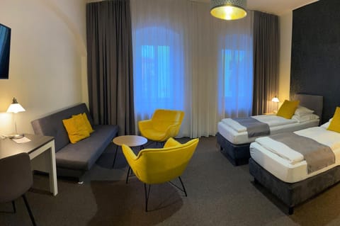 Bed, TV and multimedia, Photo of the whole room, Seating area, Bedroom