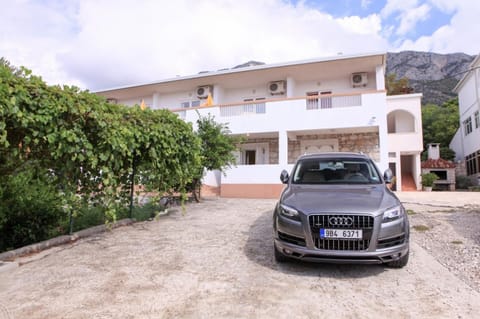 Property building, Facade/entrance, Mountain view, Parking