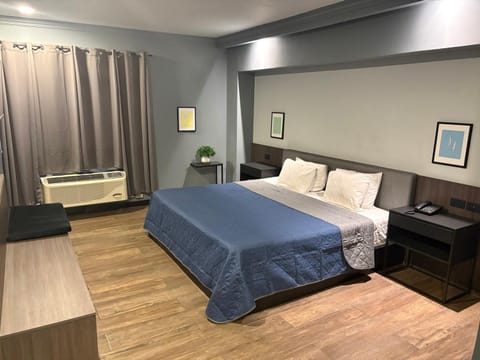 Bed, Photo of the whole room, Seating area, Bedroom
