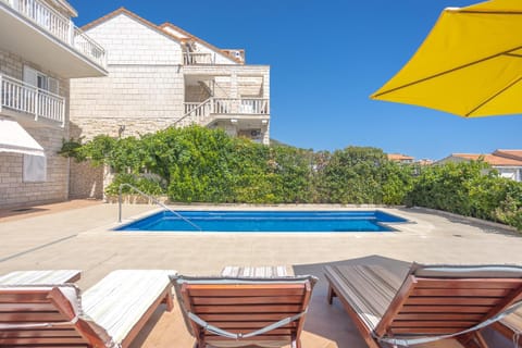 Apartments Bezmalinović 2 Apartment in Bol