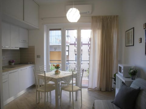Photo of the whole room, Dining area