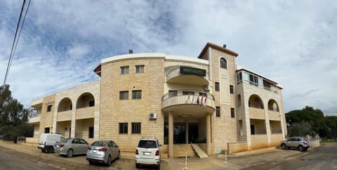 Property building, Facade/entrance, Street view, Location, Parking