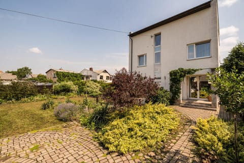 Property building, Day, Garden, Garden, Garden view