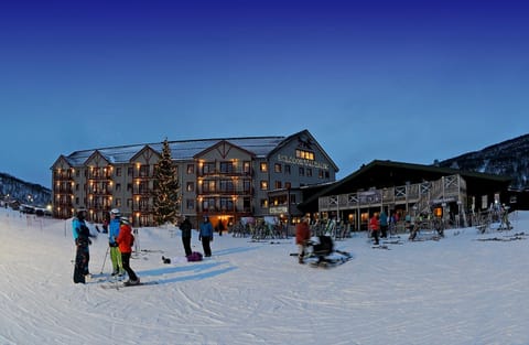Facade/entrance, Winter, Skiing, group of guests