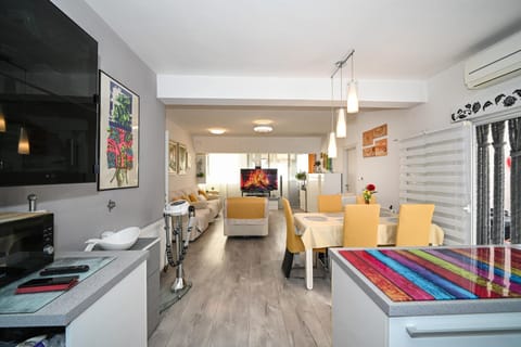 TV and multimedia, Kitchen or kitchenette, Living room, Seating area, Dining area, air conditioner