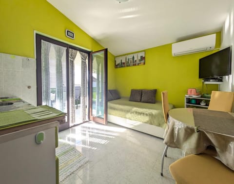 TV and multimedia, Kitchen or kitchenette, Seating area, Dining area, minibar, oven, air conditioner