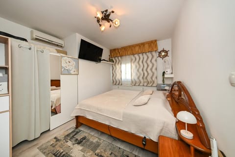 Bed, TV and multimedia, Bedroom, wardrobe, air conditioner