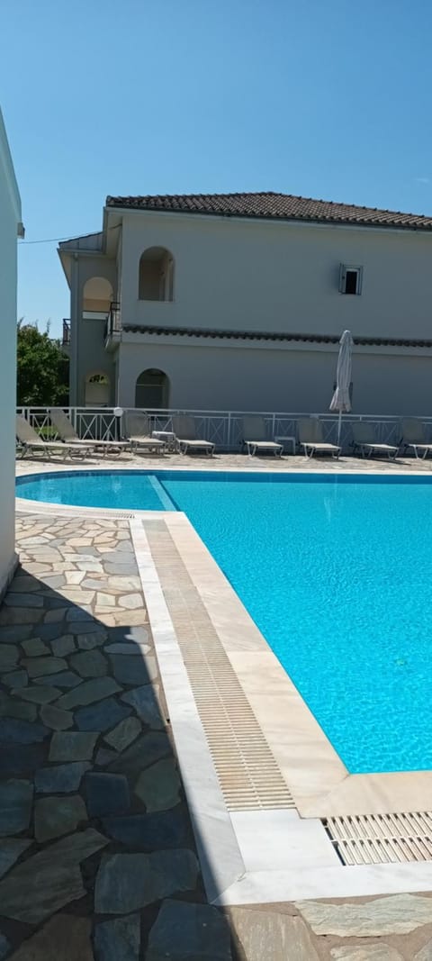 Property building, Swimming pool, sunbed