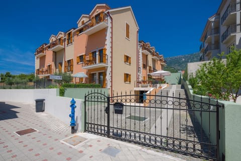 Property building, Facade/entrance, Day