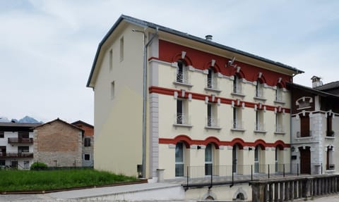 Facade/entrance