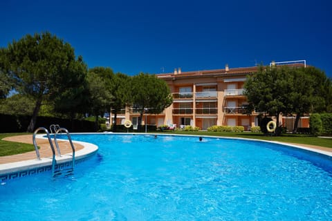 Property building, Garden, Swimming pool