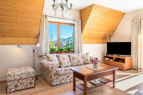 TV and multimedia, Living room, Seating area, Evening entertainment