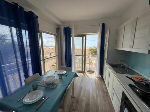 Kitchen or kitchenette, Dining area, stove