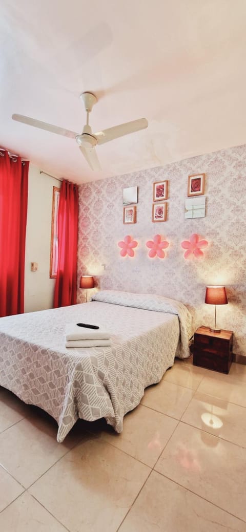 Bed, Photo of the whole room, Bedroom, fireplace