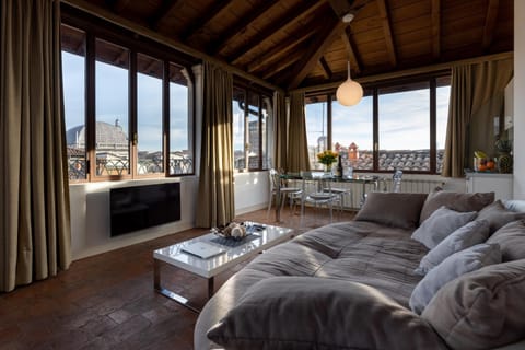 Communal lounge/ TV room, TV and multimedia, Living room, City view