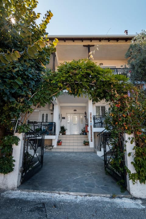 Property building, Facade/entrance, Garden