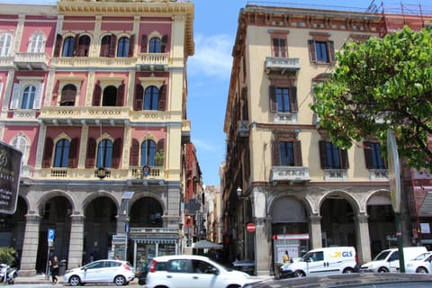 Property building, Restaurant/places to eat, Neighbourhood, Supermarket/grocery shop, Shopping Area