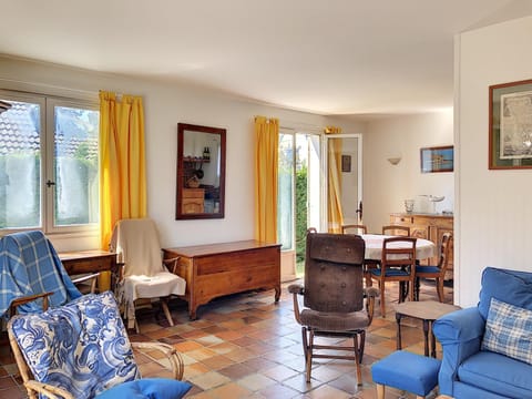 Maison Plain-Pied avec Jardin, 500m Plage, 3 Ch, 6 Pers, WiFi, Stationnement, Proche Mont-Saint-Michel - FR-1-361-160 House in Jullouville