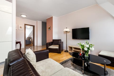 Communal lounge/ TV room, TV and multimedia, Living room, Seating area, Evening entertainment