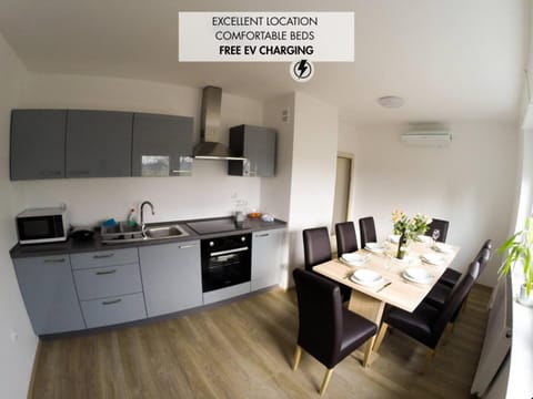 Kitchen or kitchenette, Dining area, oven, stove