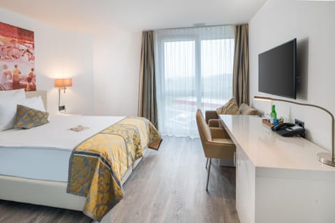 Bed, TV and multimedia, Bedroom