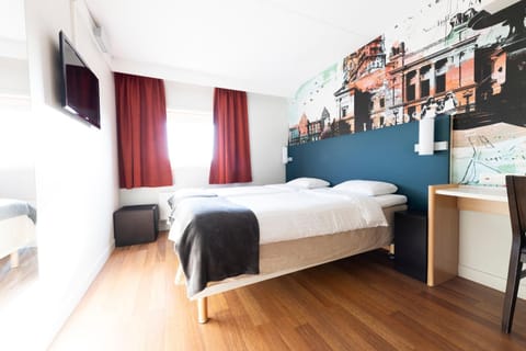 Bed, TV and multimedia, Bedroom