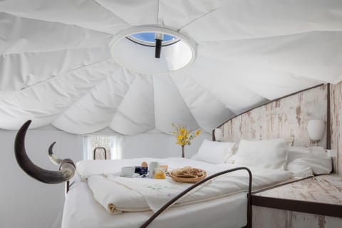 Bed, Food and drinks, Bedroom, Breakfast