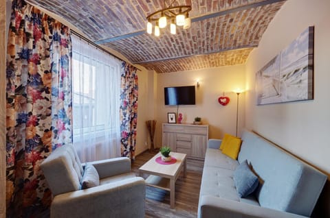 Communal lounge/ TV room, TV and multimedia, Living room, Seating area, Evening entertainment