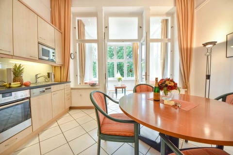 Kitchen or kitchenette, Dining area, dishwasher, minibar, pet friendly, stove