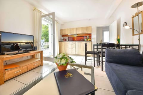 TV and multimedia, Kitchen or kitchenette, Living room, Seating area, Dining area