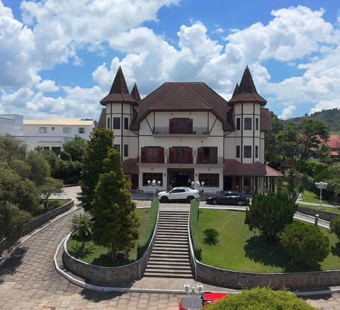 Property building, Day, Natural landscape, Mountain view, Location, Parking