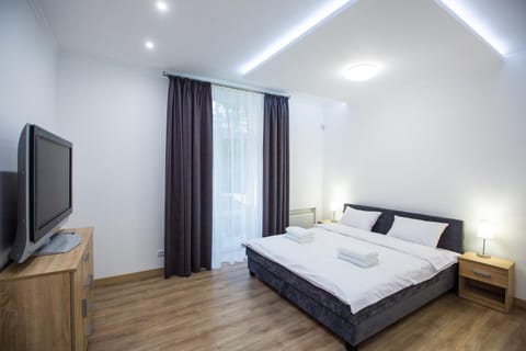 Bed, TV and multimedia, Photo of the whole room, Bedroom