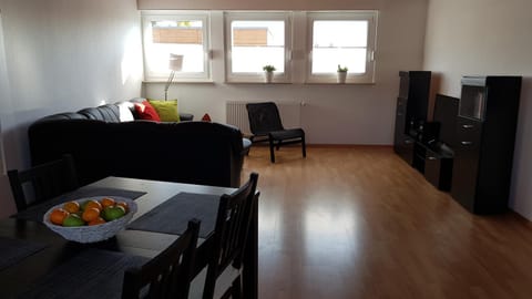 TV and multimedia, Living room, Photo of the whole room, Seating area, Dining area