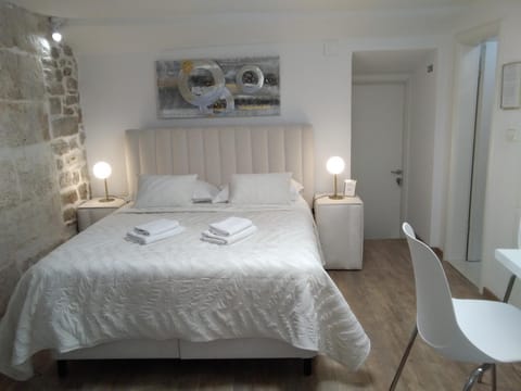 Bed, Bedroom, towels