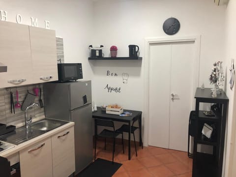 Kitchen or kitchenette, Dining area, oven, stove, toaster