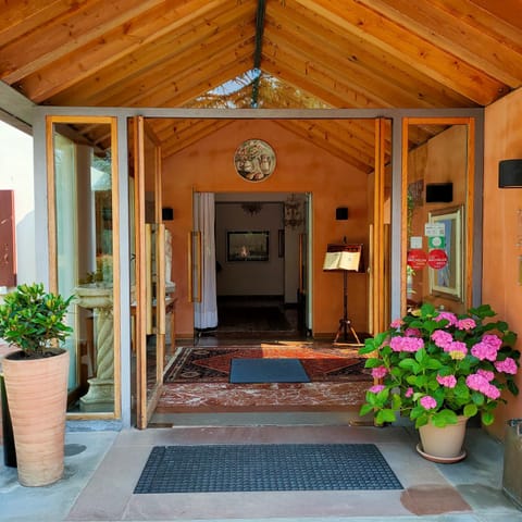 Facade/entrance